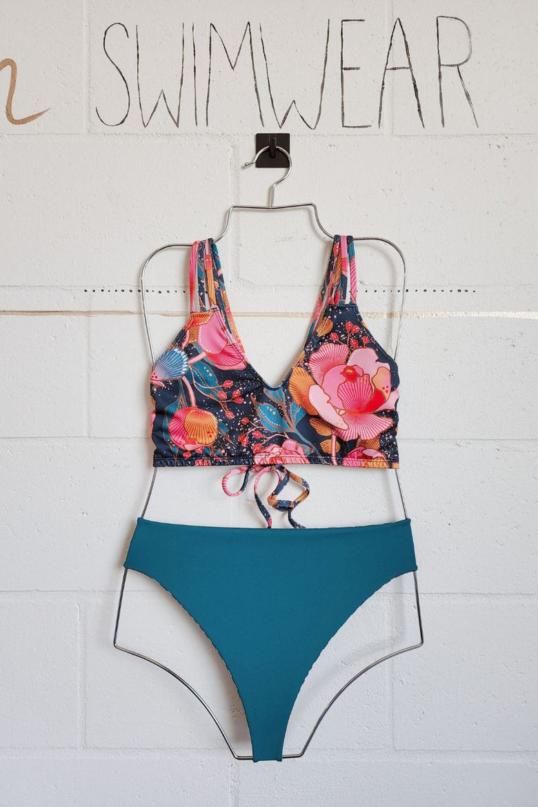 Ekolu with Kealia ADJ Back in Midnight Peony